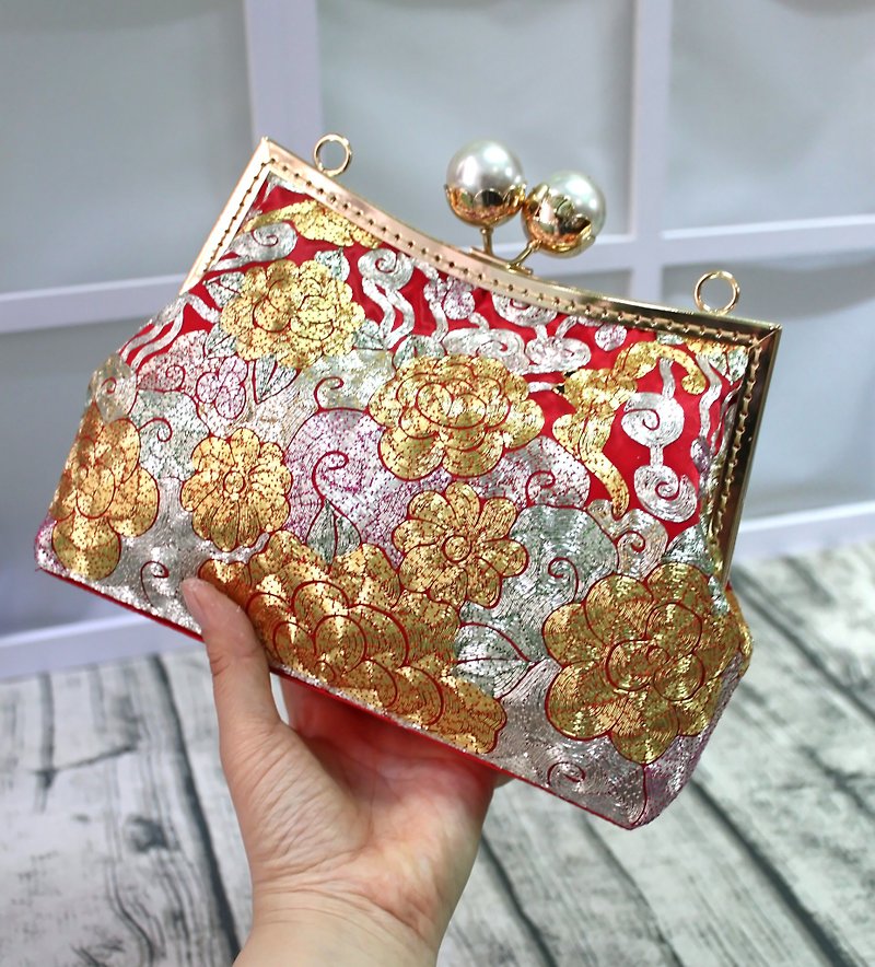Gorgeous Flowers - Kisslog handbag with Second-handed Chinese Wedding Dress - กระเป๋าถือ - วัสดุอื่นๆ หลากหลายสี