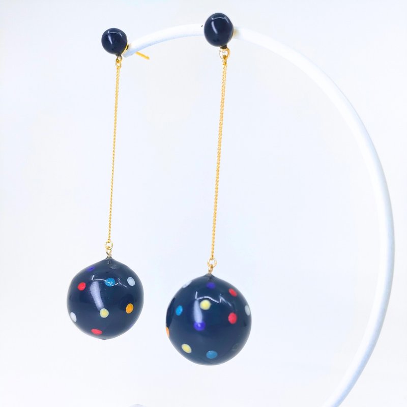 [Lightweight and comfortable to wear] Spherical stud earrings/ Clip-On night view - ต่างหู - วัสดุอื่นๆ สีดำ