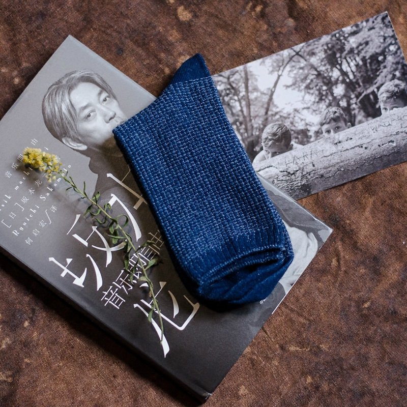 Mountain walking | blue gray brown tricolor 100% natural cotton and linen plant dyed men and women couple models cotton socks - ถุงเท้า - ผ้าฝ้าย/ผ้าลินิน สีน้ำเงิน