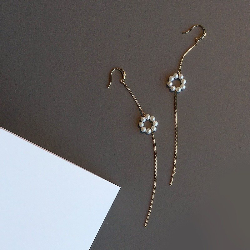 MissQueeny Little Cute Flower Natural Pearl Long Earrings/Earrings - ต่างหู - โลหะ สีทอง