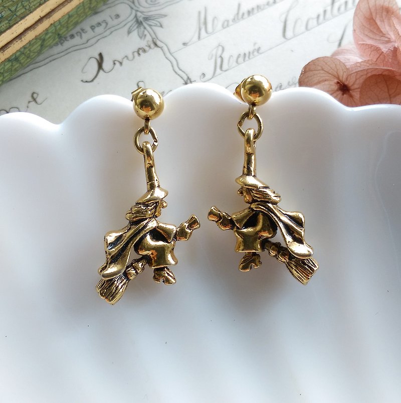 [Western Antique Jewelry] Three-dimensional cute little witch pin earrings - ต่างหู - โลหะ สีทอง