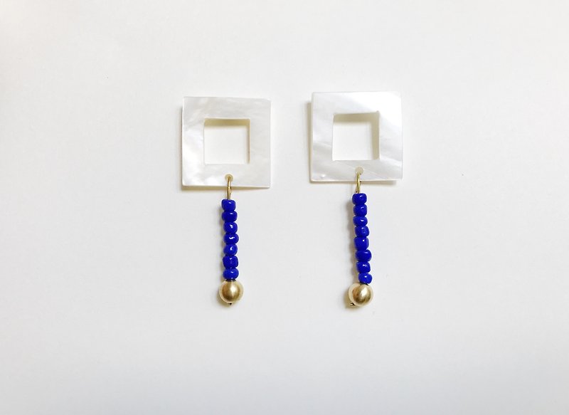szu-works｜方形貝殼與藍色長脖子黃銅耳環 - 耳環/耳夾 - 寶石 白色