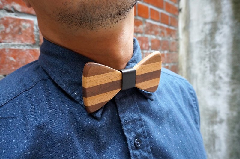 Bow tie-wood-walnut + beech + leather (gift/wedding/new couple/formal occasion) - เนคไท/ที่หนีบเนคไท - ไม้ สีนำ้ตาล