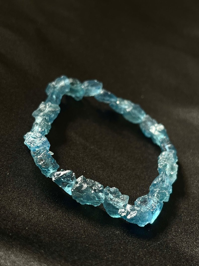 自由気ままなスタイル。喉のチャクラ共鳴を高める、アクアマリン不定形ビーズブレスレット - ブレスレット - クリスタル ブルー