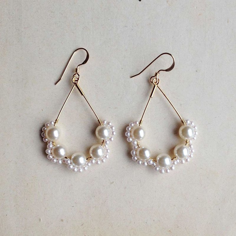 14 kgf vintage pearl scalloped drop earrings / hard-to-paint brass ear clip - ต่างหู - แก้ว ขาว