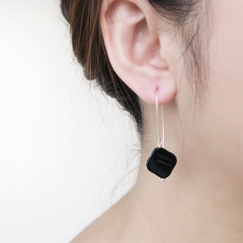 シルバー925の耳の幾何学的なブラックオニキスのイヤリング - ピアス・イヤリング - 金属 ブラック