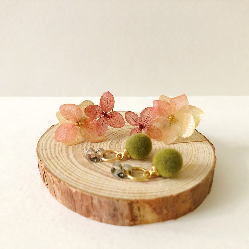 Preserved Hydrangea uv resin earrings with olive green bead (2WAY earrings) - Earrings & Clip-ons - Resin Red