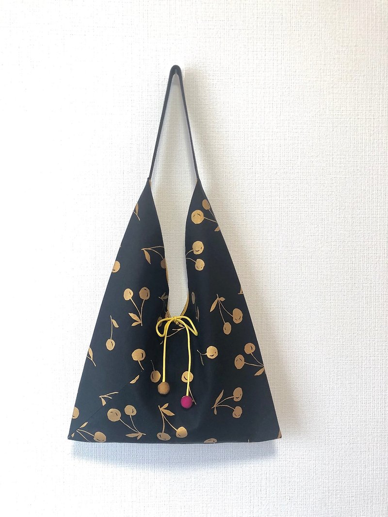 Japanese Skull Side Backpack / Large Size / Golden Cherry - กระเป๋าแมสเซนเจอร์ - ผ้าฝ้าย/ผ้าลินิน สีดำ