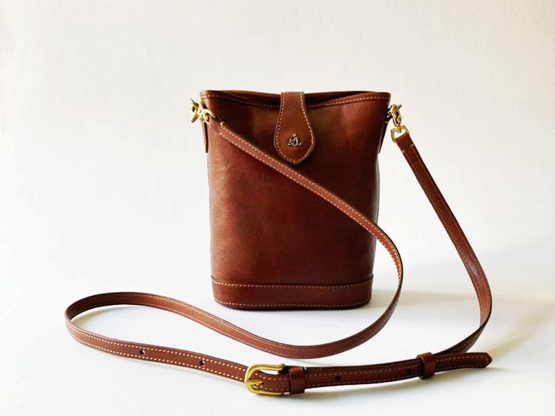 Italian Vegetable Tanned Leather Cowhide Lightweight Portable Retro Small Bucket Bag - กระเป๋าหูรูด - หนังแท้ สีนำ้ตาล