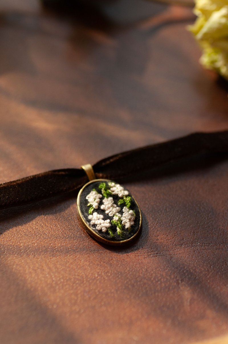 Vintage Embroidered Necklace | January Birth Flower Violet - สร้อยคอ - โลหะ 