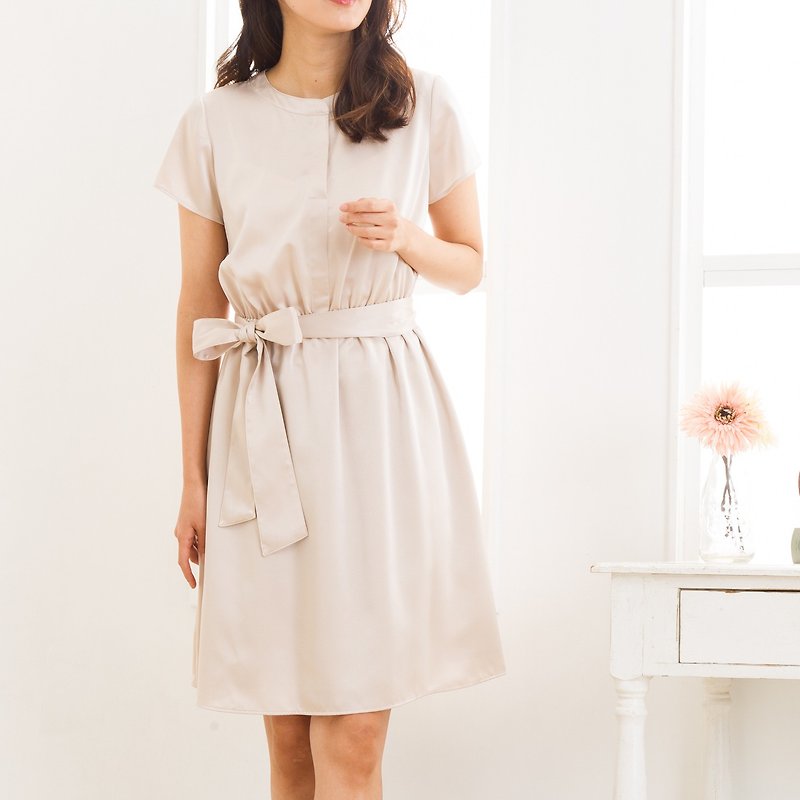 A line Elegant No-Collar Satin Dress / Beige / MADE IN JAPAN