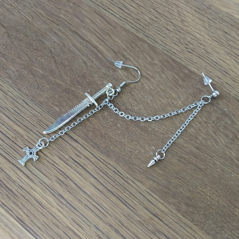 單耳環雙穿孔。 帶鍊子和十字架的哥特式劍耳環。 - 耳環/耳夾 - 其他金屬 銀色