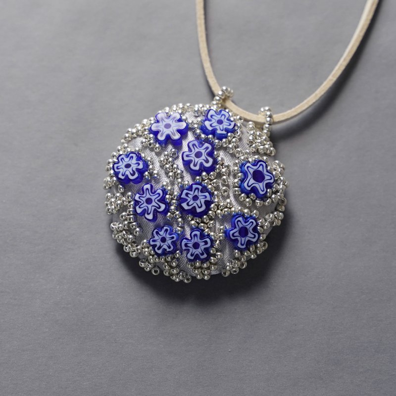 ブルー×シルバーのビーズ刺繍ミラーネックレス, No.3, 裏面ミラー付き, 一点物, おしゃれで便利, 外出時に活躍 - 吊飾/掛飾 - 其他材質 藍色