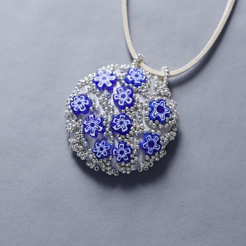 Mirror Pendant Necklace No.3 – Lip Check Charm / Bead Embroidery / Blue - พวงกุญแจ - วัสดุอื่นๆ สีน้ำเงิน