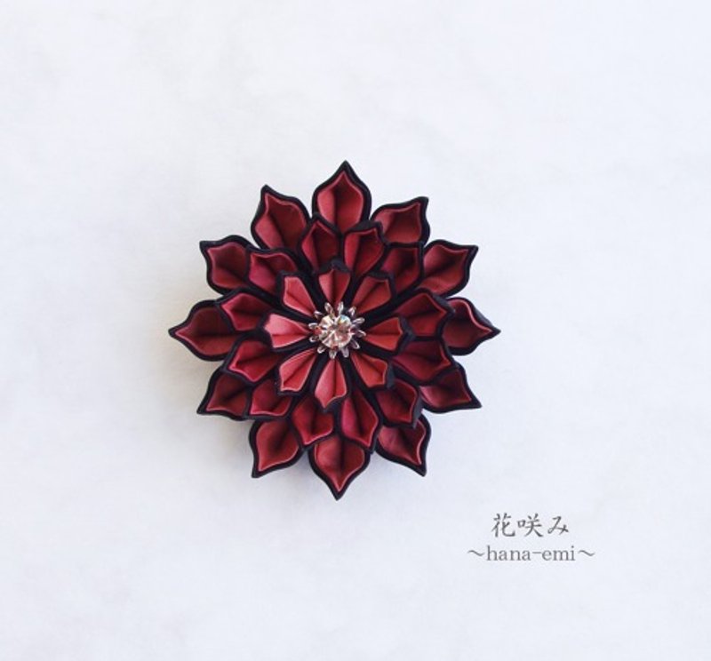 花咲み　コサージュ/ブローチ　輝 Black　ピンク　つまみ細工 - 胸針 - 棉．麻 粉紅色