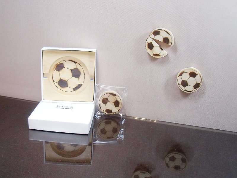 足球 運動 手機座 杯墊 集線夾 客製 名字 - 捲線器/電線收納 - 木頭 咖啡色