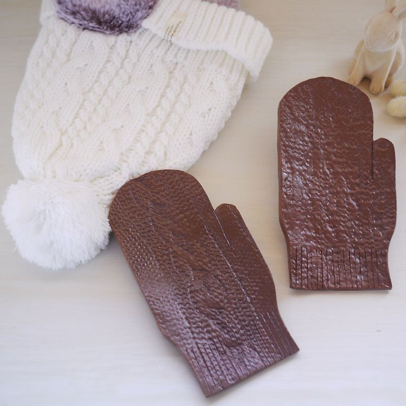 Small plate of gloves [brown] - จานและถาด - ดินเผา สีนำ้ตาล