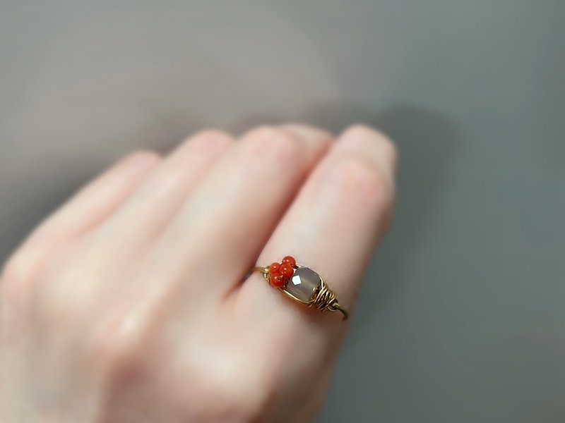 Retro moon - Grey onyx and red coral wire ring - General Rings - Gemstone Gray