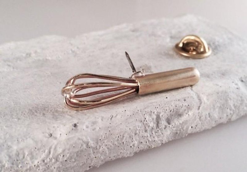 ☆ Whisk ☆ Brass pins - Brooches - Other Metals 