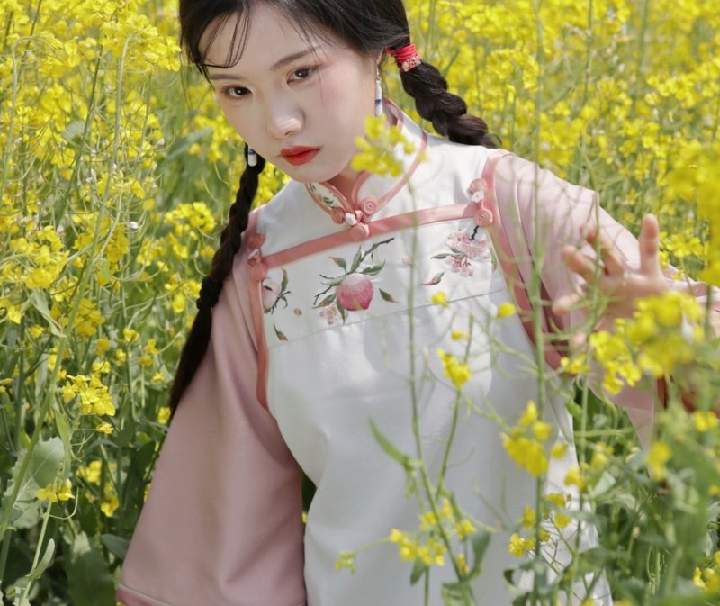 【桃枝】民國復古風 繡花拼接倒大袖上衣 - 女上衣/長袖上衣 - 其他材質 粉紅色