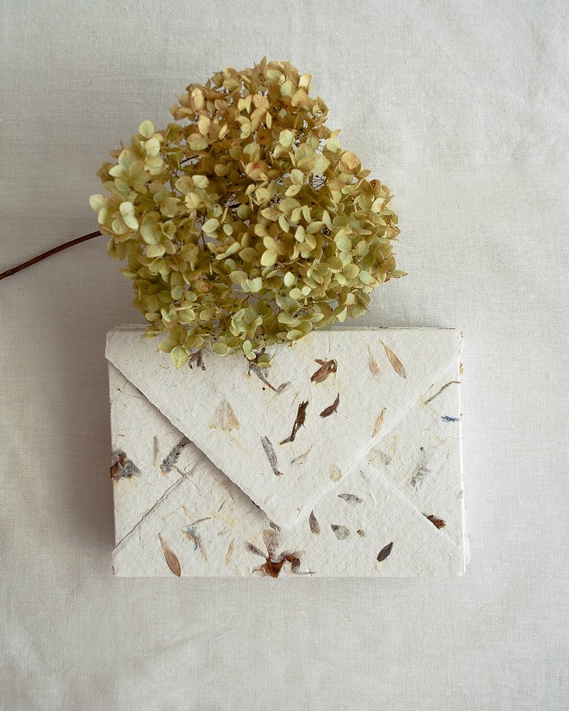 Handmade Recycled Paper Envelopes with Dried Flowers C6 - วาดภาพ/ศิลปะการเขียน - กระดาษ 