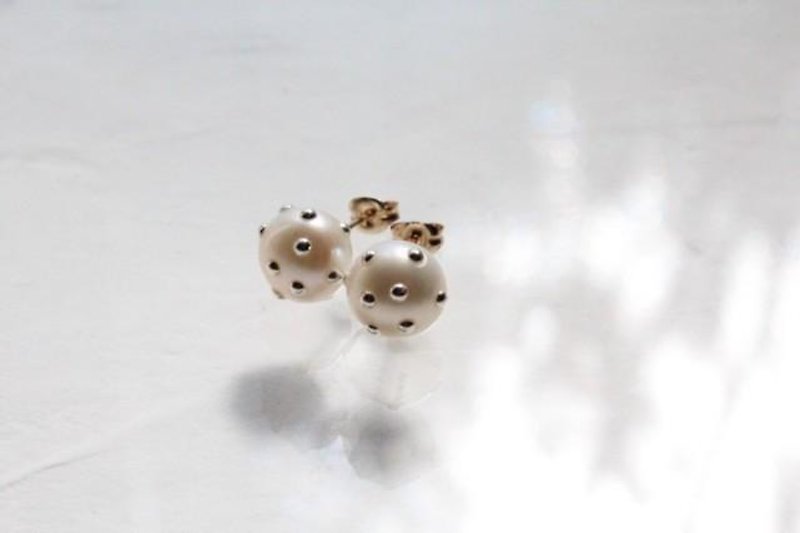 Silver Dew Pearl Pearl Earrings / Clip-On - ต่างหู - โลหะ 