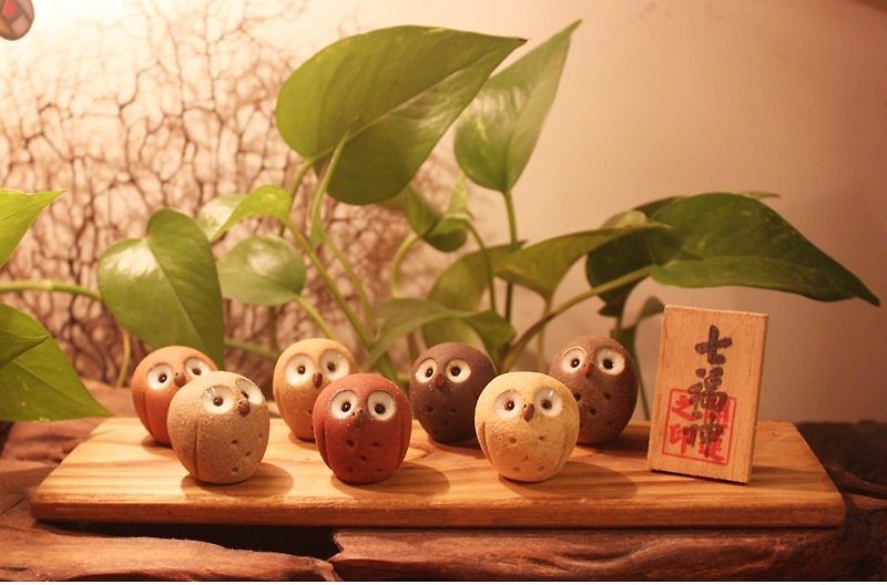 [フクロウ]陶器手作り卵フクロウ-七福神（大）+木製ベース+木製看板 - 置物 - その他の素材 