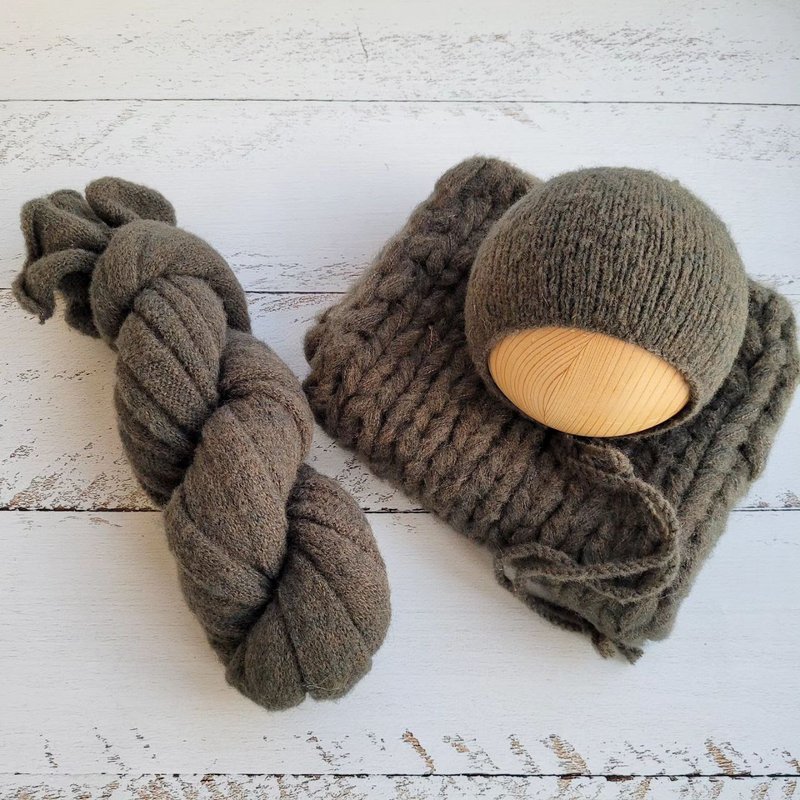 Olive Green soft newborn Bonnet, Wrap,Blanket. Newborn photo props - เครื่องประดับ - ขนแกะ สีเขียว