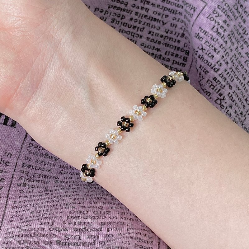 Beaded Flower Bracelet Black & White (13-21cm) set with ring - 手鍊/手環 - 其他材質 多色