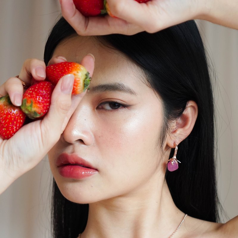 Strawberry Earrings Gemstone (Price for 1 Piece) - 耳環/耳夾 - 半寶石 銀色