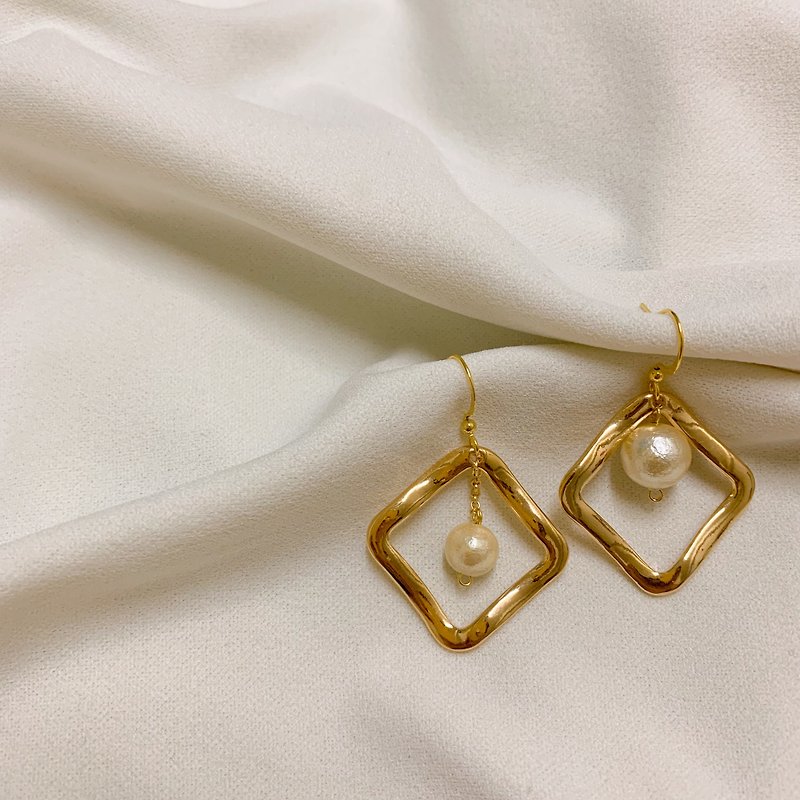 Exclusive-Outside the window-Geometric square box cotton pearl hook earrings can be changed to clip - ต่างหู - ผ้าฝ้าย/ผ้าลินิน สีทอง
