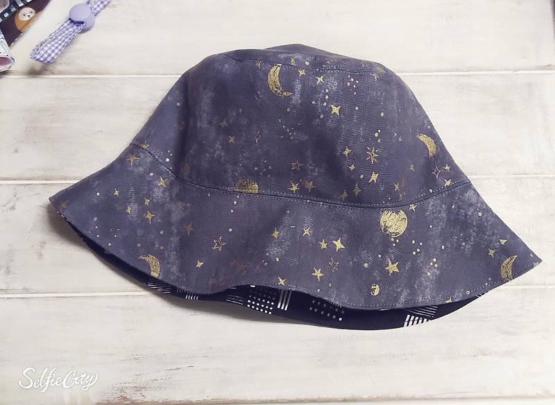 渲染灰 金色星星月亮 不規則線條金邊雙面漁夫帽 遮陽帽 - 帽子 - 棉．麻 銀色
