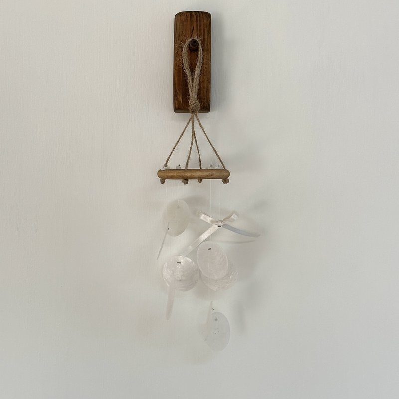 ribbon wind chime, capiz shell chime, shell mobile - ตกแต่งผนัง - วัสดุอื่นๆ ขาว