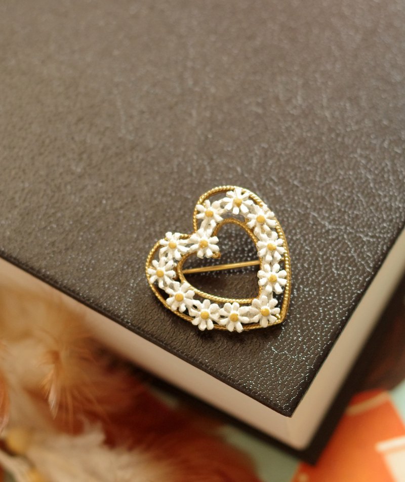 Vintage white enamel flower heart  brooch pin  b397 - เข็มกลัด - โลหะ สีทอง