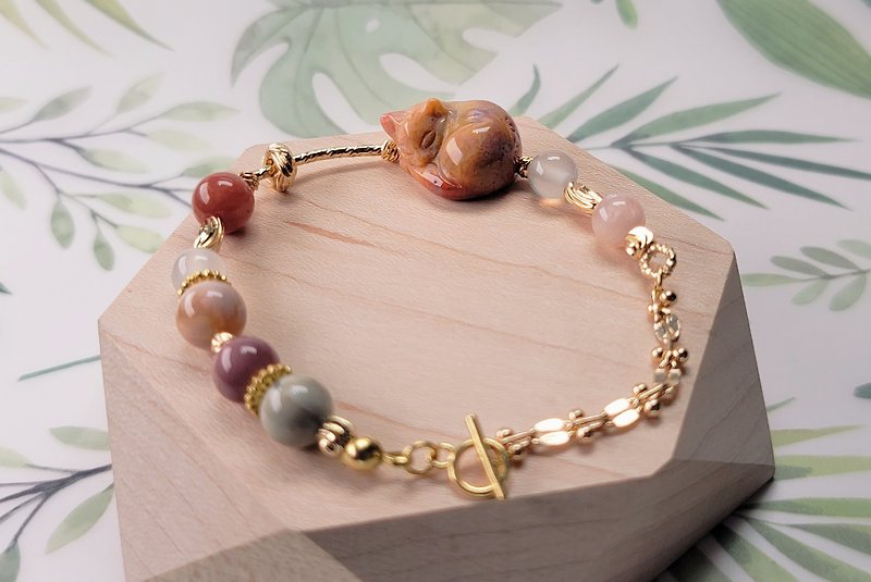 Natural Stone Coral Jade Sleeping Cat Design 14K Gold Bracelet Bracelet Gift - สร้อยข้อมือ - เครื่องประดับพลอย 