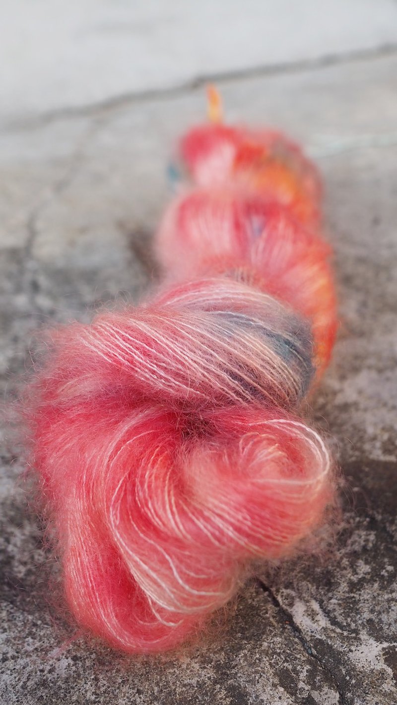 手染線。紅色碎花裙(毛海蠶絲線) - 編織/刺繡/羊毛氈/縫紉 - 羊毛 紅色