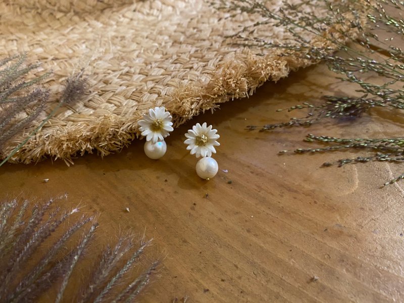 莉莉公主白雛菊 珍珠 垂墜式耳環 手工飾品 - 耳環/耳夾/耳骨夾 - 陶 白色