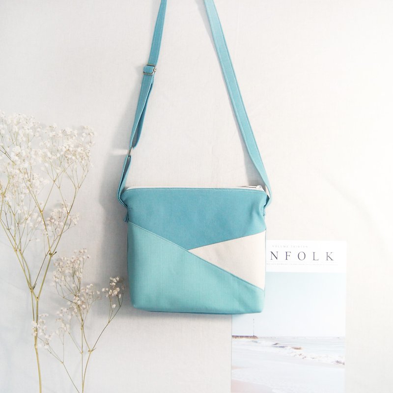 Ready-made handmade color-blocked shoulder and cross-body sky bag - กระเป๋าแมสเซนเจอร์ - ผ้าฝ้าย/ผ้าลินิน สีน้ำเงิน