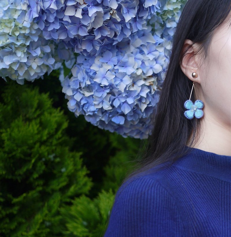 【Flower Room Culture Manual Embroidery】Embroidery Earrings - Earrings & Clip-ons - Thread Blue
