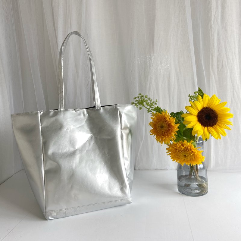 Pig foil processed leather simple tote L Silver A4 size storage capacity lightweight - Handbags & Totes - Genuine Leather Silver