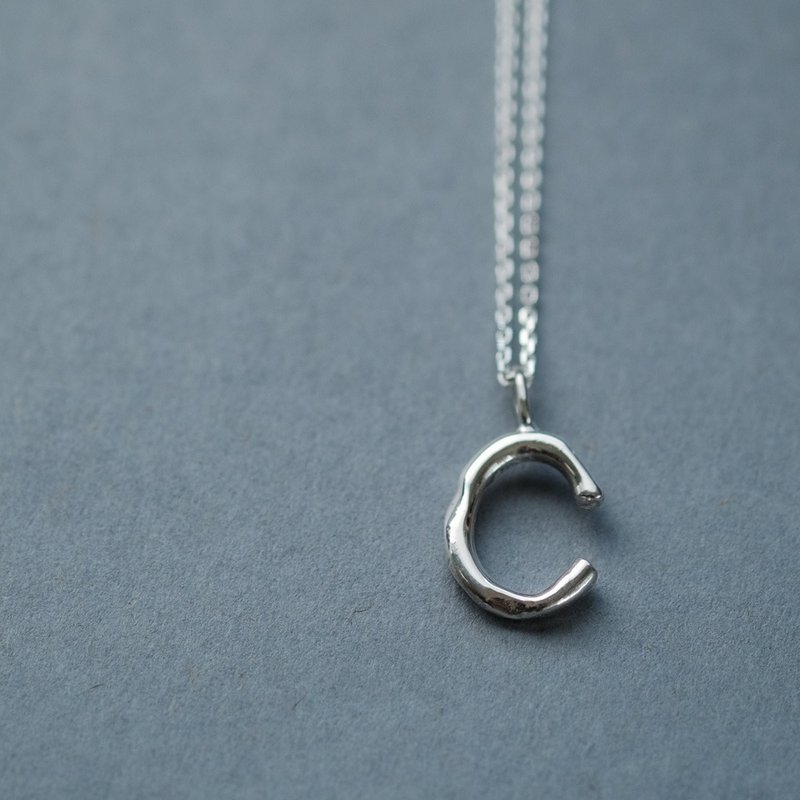 C) 手書き風 イニシャル アルファベット ネックレス シルバー925 メンズ ユニセックス - 項鍊 - 其他金屬 銀色