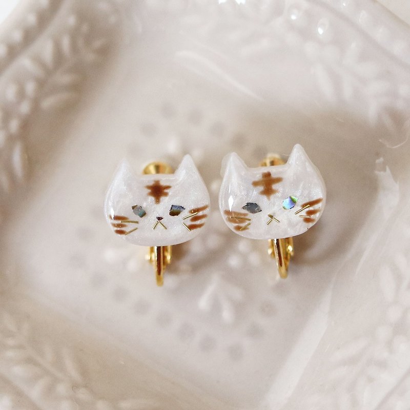 Ururu animal Clip-On white tiger, mother-of-pearl style, white tiger, pearl white x Brown - ต่างหู - เรซิน ขาว