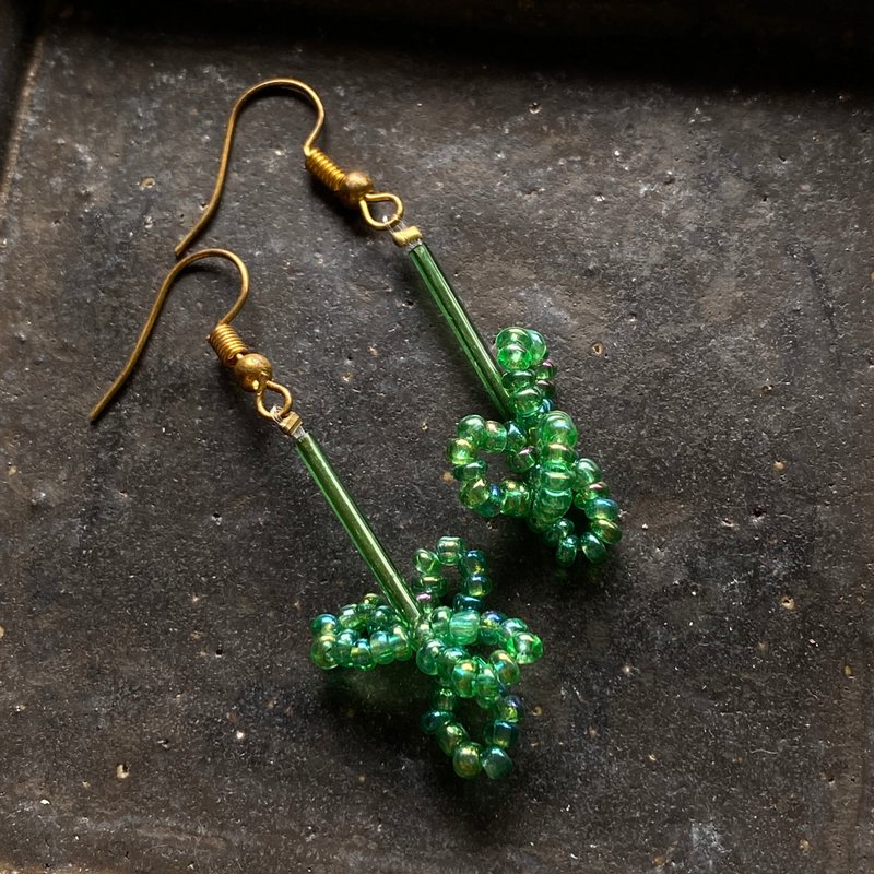 Clover beaded drop earrings (hook type) - ต่างหู - พลาสติก สีเขียว