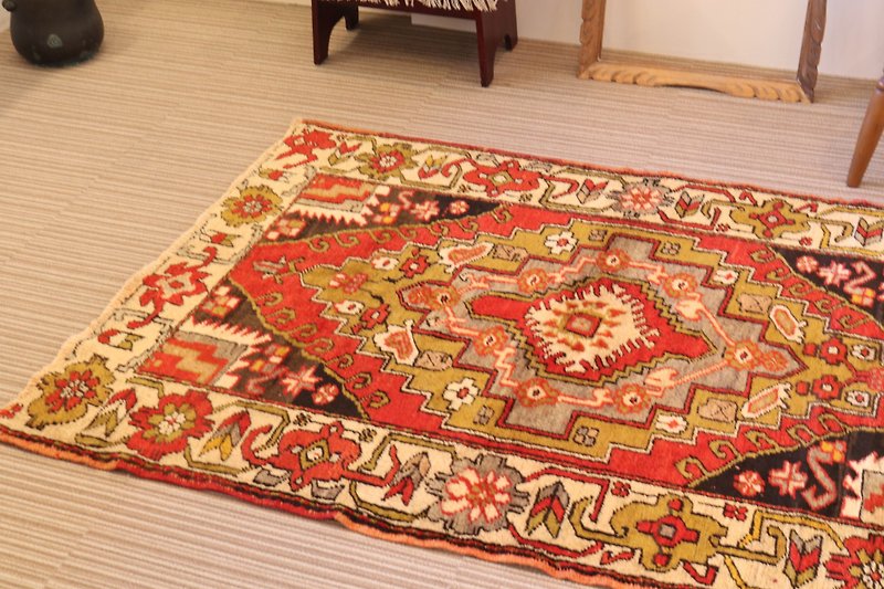 special wool carpet Hand-woven rug Turkish kilim 150 × 105cm - ผ้าห่ม - วัสดุอื่นๆ สีแดง