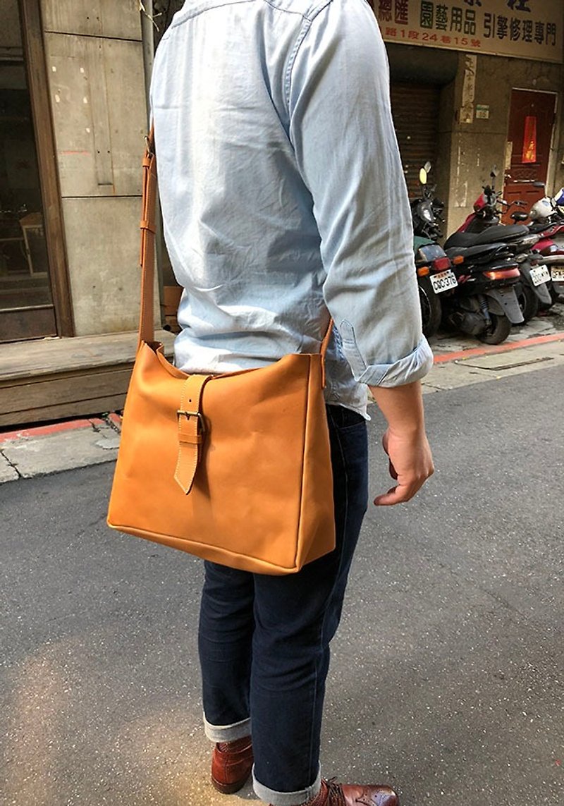 Commuter bag / large capacity side backpack / men's side backpack - กระเป๋าแมสเซนเจอร์ - หนังแท้ สีนำ้ตาล