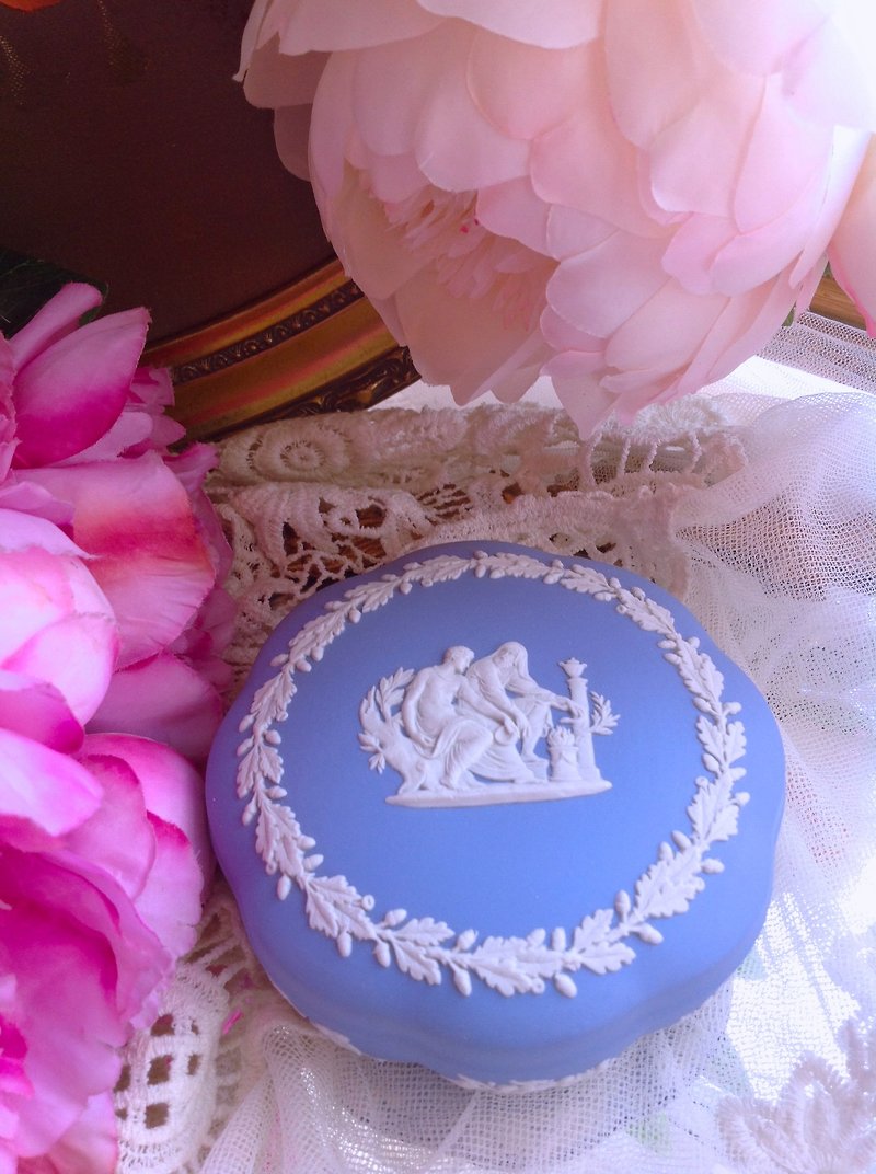英國骨瓷Wedgwood jasper 藍色碧玉浮雕希臘神話珠寶盒飾品盒 - 收納箱/收納用品 - 瓷 藍色