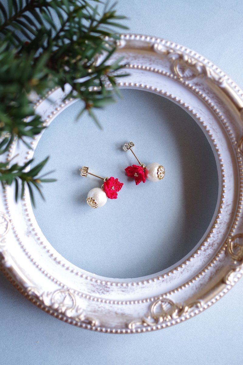 December poinsettia and cotton pearl Clip-On - ต่างหู - ผ้าฝ้าย/ผ้าลินิน สีแดง