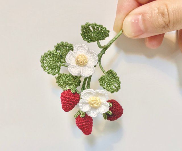 いちごと花のかぎ針編みブローチ （手作りのフリンジフラワー