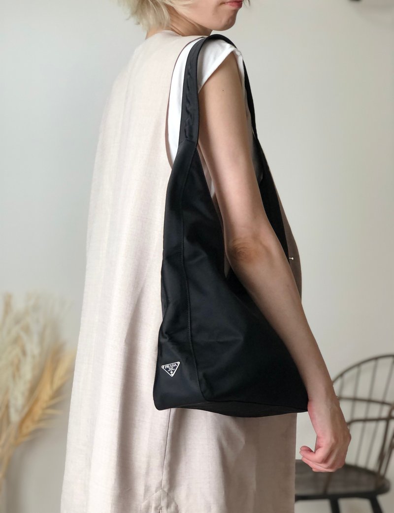 【 日本直送　名牌中古包 】PRADA プラダ ショルダーバッグ ブラック トライアングルロゴ サイド ナイロン ホーボーバッグ gjymbt - 側背包/斜背包 - 尼龍 黑色