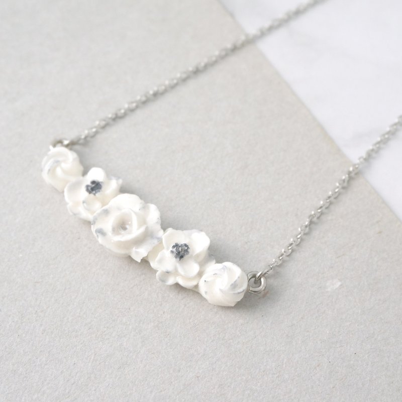 Marble pattern floral necklace =Flower Piping= - สร้อยคอ - ดินเหนียว ขาว